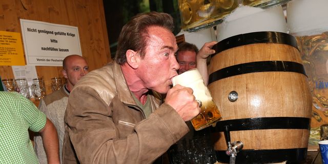 Арнольд Шварценеггер с пивом