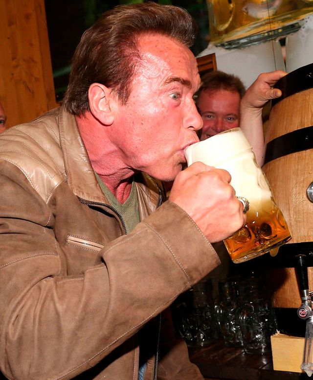 arnold schwarzenegger bebiendo cerveza