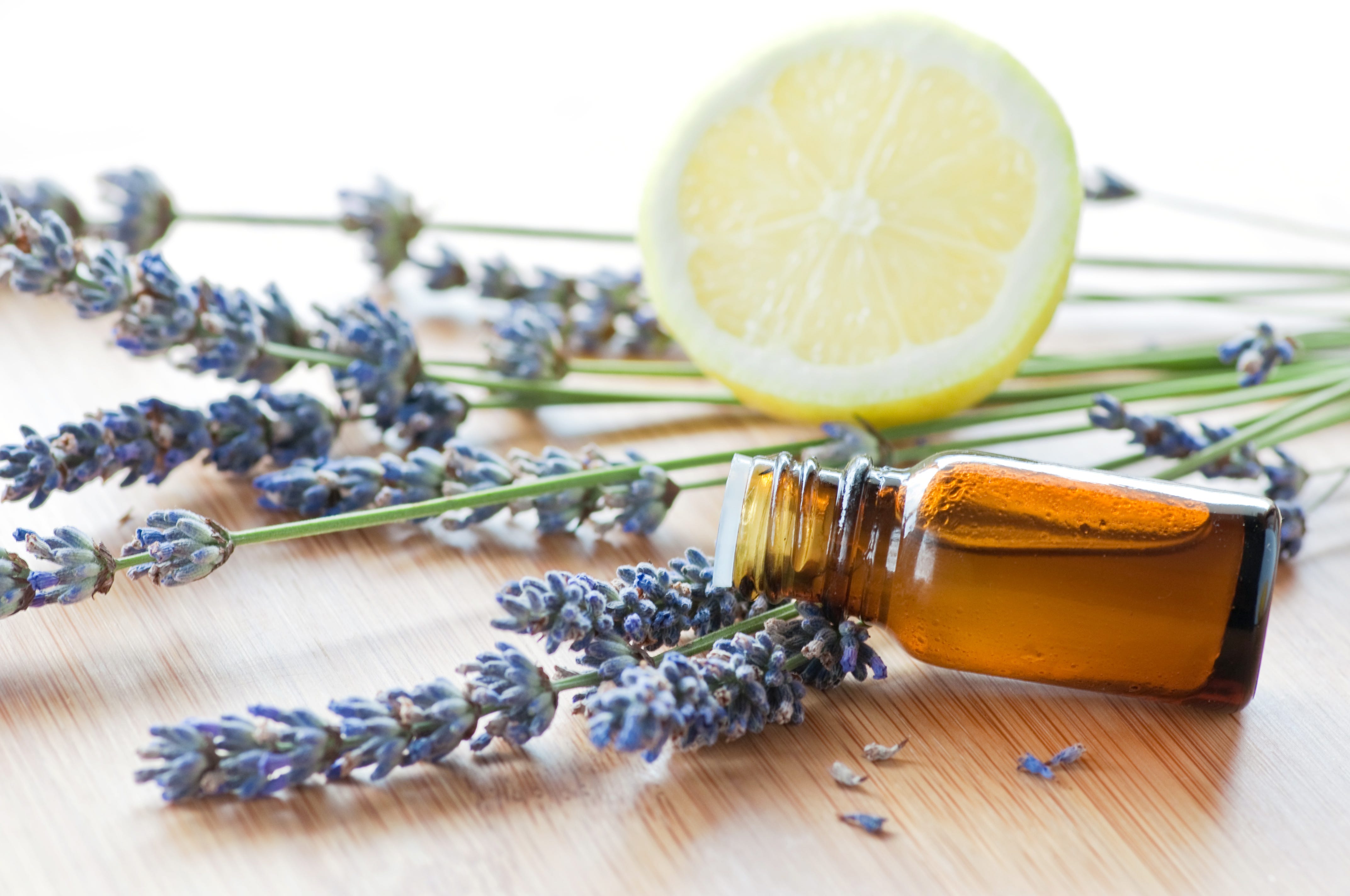 aromathérapie herbes, huile et citron sur bois