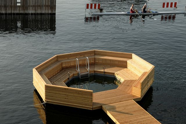 una plataforma de madera diseñada por maritime architecture studio