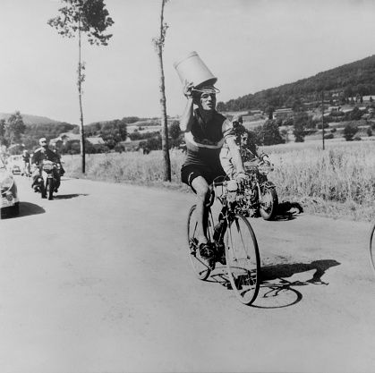 le coureur cycliste italien arrigo padovan cherchant à se protéger du soleil en se couvrant dun seau sur le tour de france en 1957 en france photo by keystone francegamma rapho via getty images