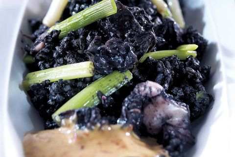 arroz negro con sepia y ajetes