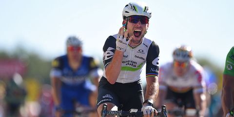 cavendish holds up four fingers for his fourth stage win