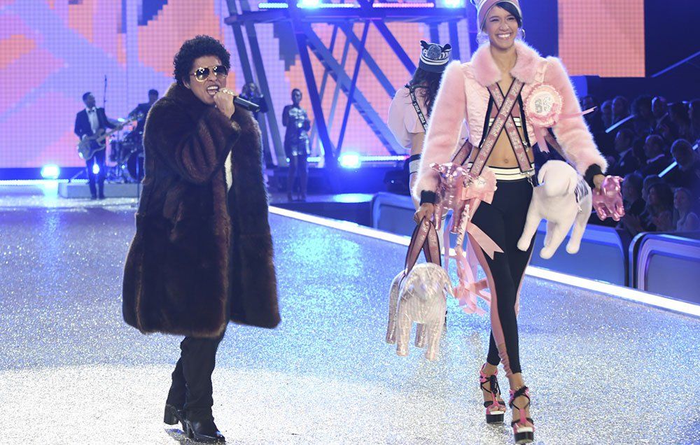 Bruno Mars Mocked For His Height At Victoria S Secret Fashion Show Men S Health