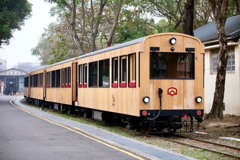 阿里山林鐵最有質感車廂 《福森號》！超大景觀窗、黑色烤漆框，乘坐檜木車廂如豪華森林浴