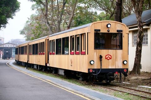 阿里山林鐵最有質感車廂 《福森號》!超大景觀窗、黑色烤漆框,乘坐檜木車廂如豪華森林浴 阿里山林鐵最有質感車廂 《福森號》!超大景觀窗、黑色烤漆框,乘坐檜木車廂如豪華森林浴