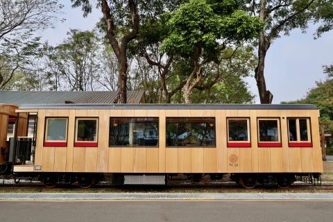 阿里山林鐵最有質感車廂 《福森號》！超大景觀窗、黑色烤漆框，乘坐檜木車廂如豪華森林浴