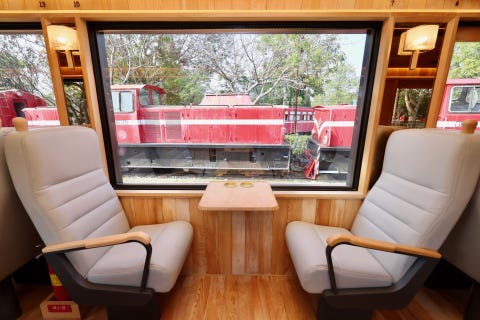 阿里山林鐵最有質感車廂 《福森號》!超大景觀窗、黑色烤漆框,乘坐檜木車廂如豪華森林浴 阿里山林鐵最有質感車廂 《福森號》!超大景觀窗、黑色烤漆框,乘坐檜木車廂如豪華森林浴