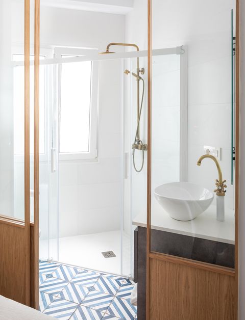 baño acristalado con suelo de azulejo en apartamento pequeño en san sebastián con espacio abierto