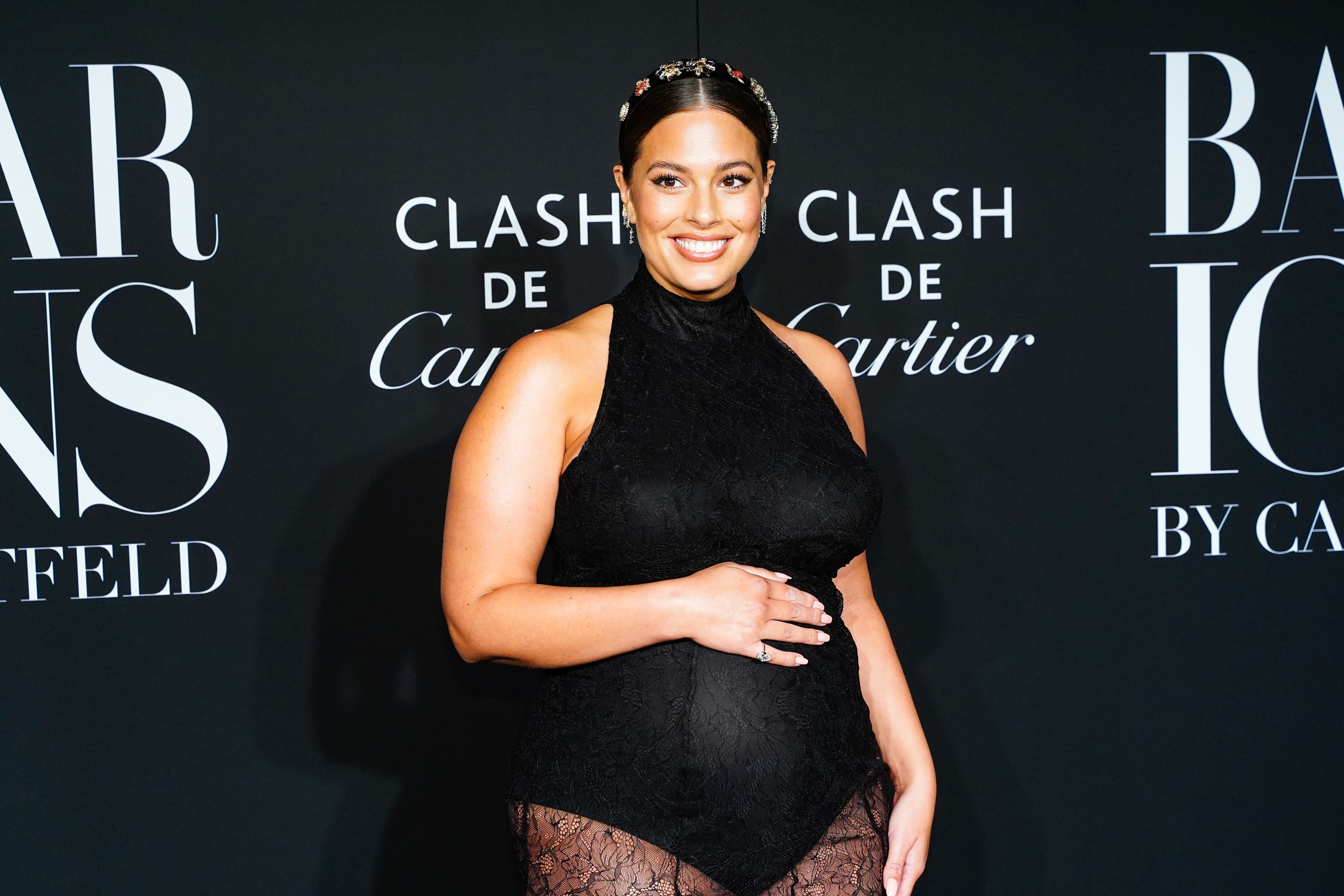 Ashley Graham se desnuda para mostrar su cuerpo con el embarazo