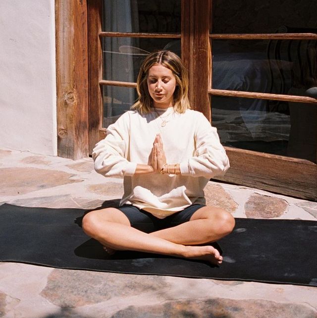 ashley tisdale embarazada haciendo yoga