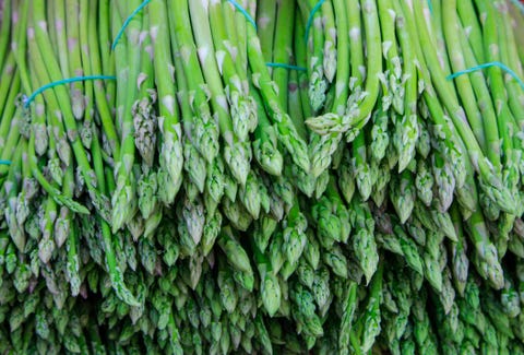 asperges verkopen op de markt