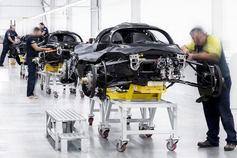 aston-martin-valkyrie-02-1636033099.jpg