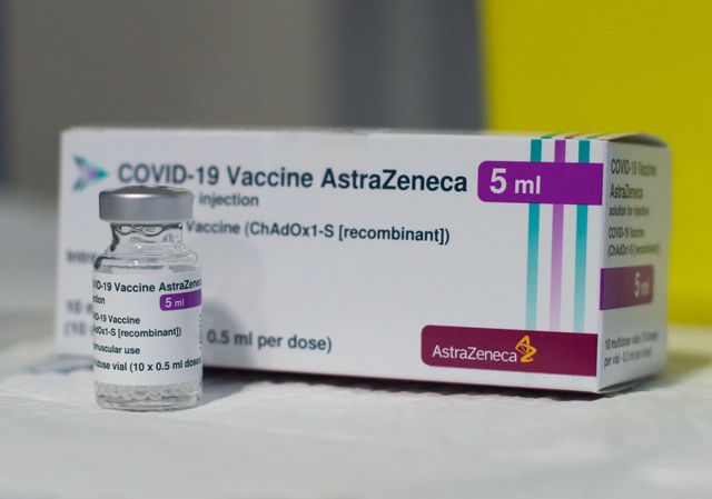 un ejemplo de vacuna astrazeneca contra el coronavirus en un hospital español