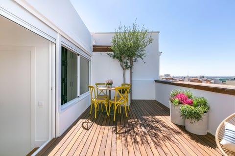 terraza con tarima de madera y comedor vintage