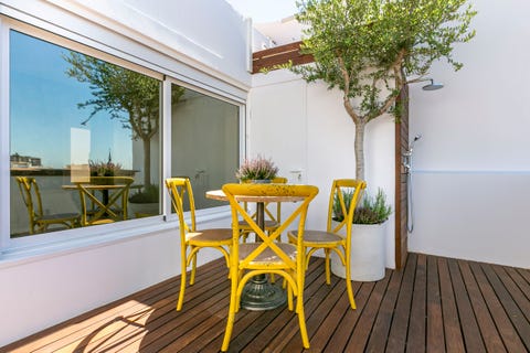 terraza con tarima de madera y comedor vintage