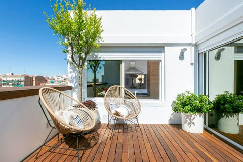 terraza con tarima de madera y dos sillas acapulco