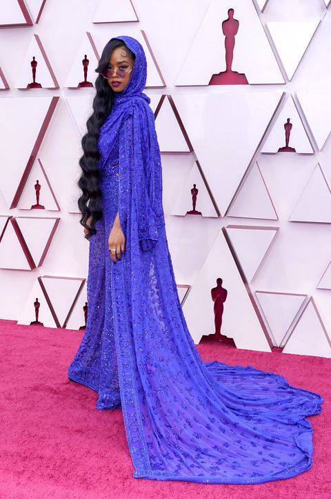 her at 2021 oscars red carpet