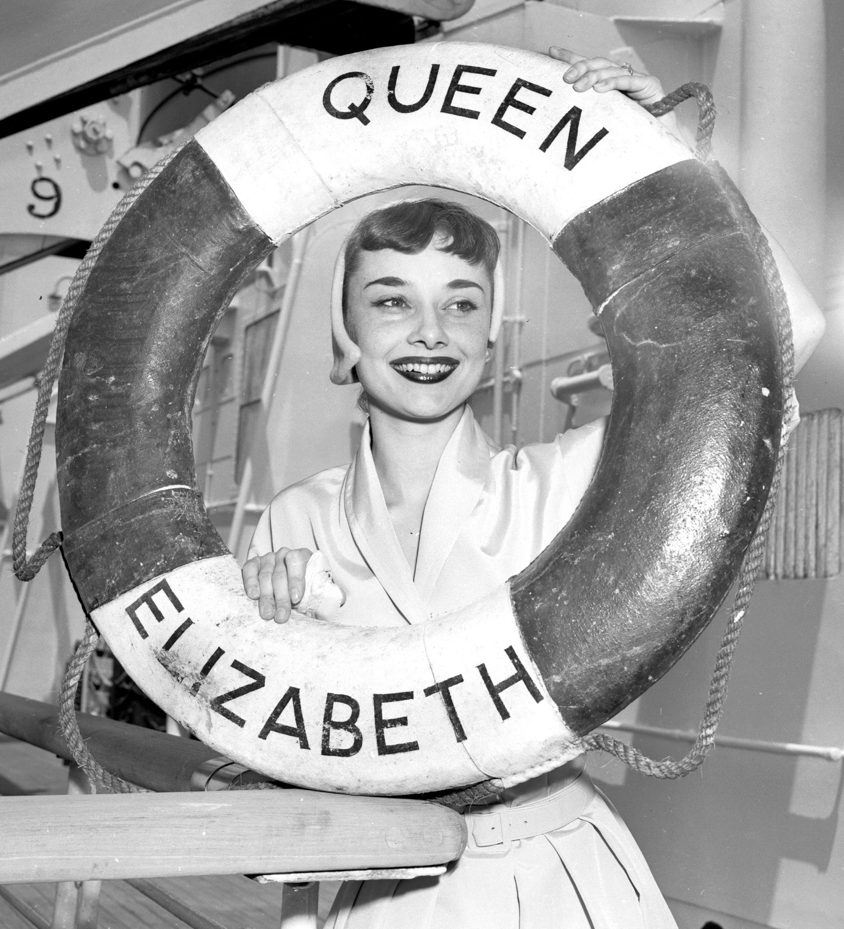 AUDREY HEPBURN 8X10 GLOSSY PHOTO PICTURE IMAGE #42 