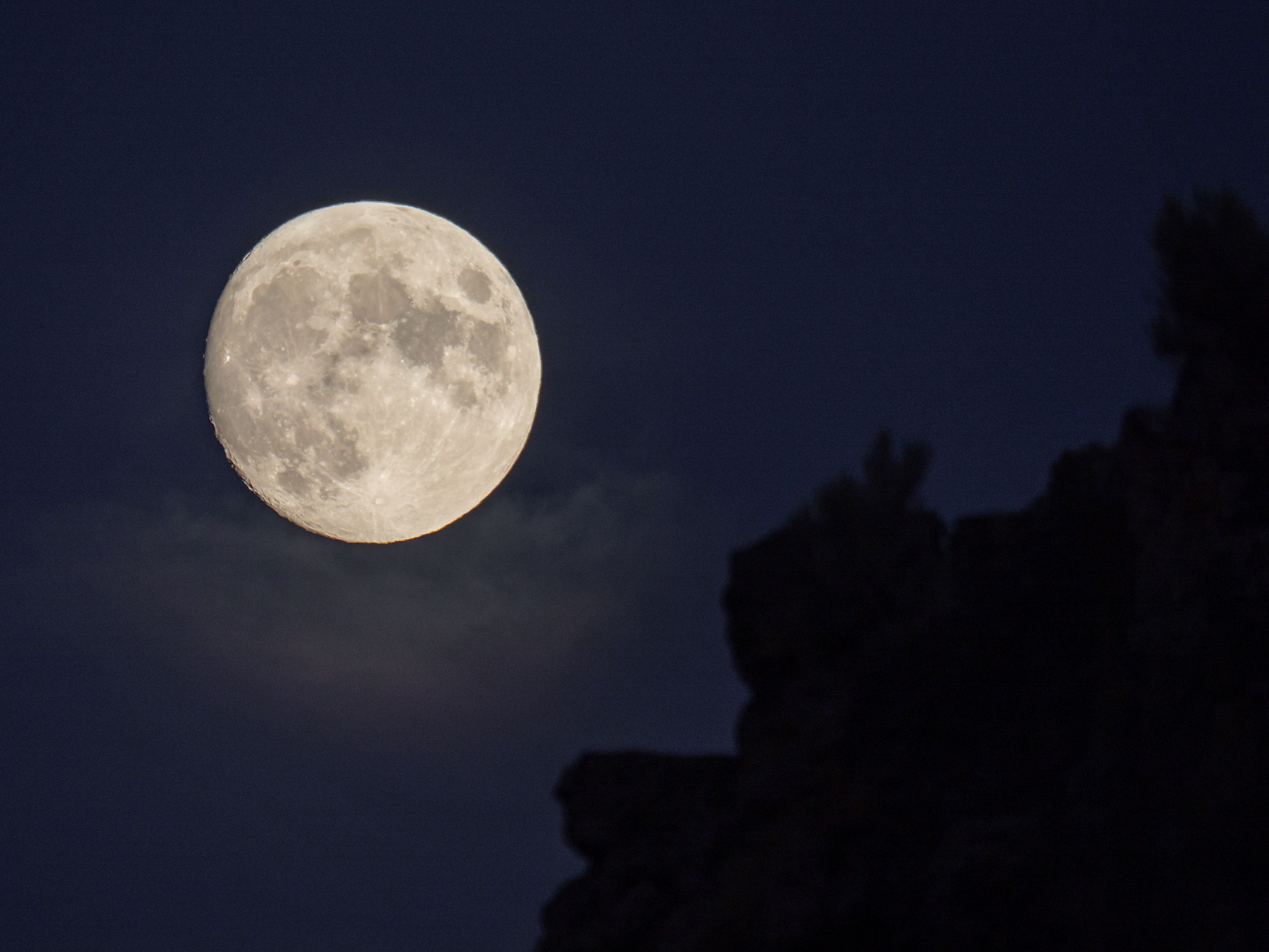 満月いつ 22年8月12日の満月は スタージョンムーン 見える時間や場所を解説