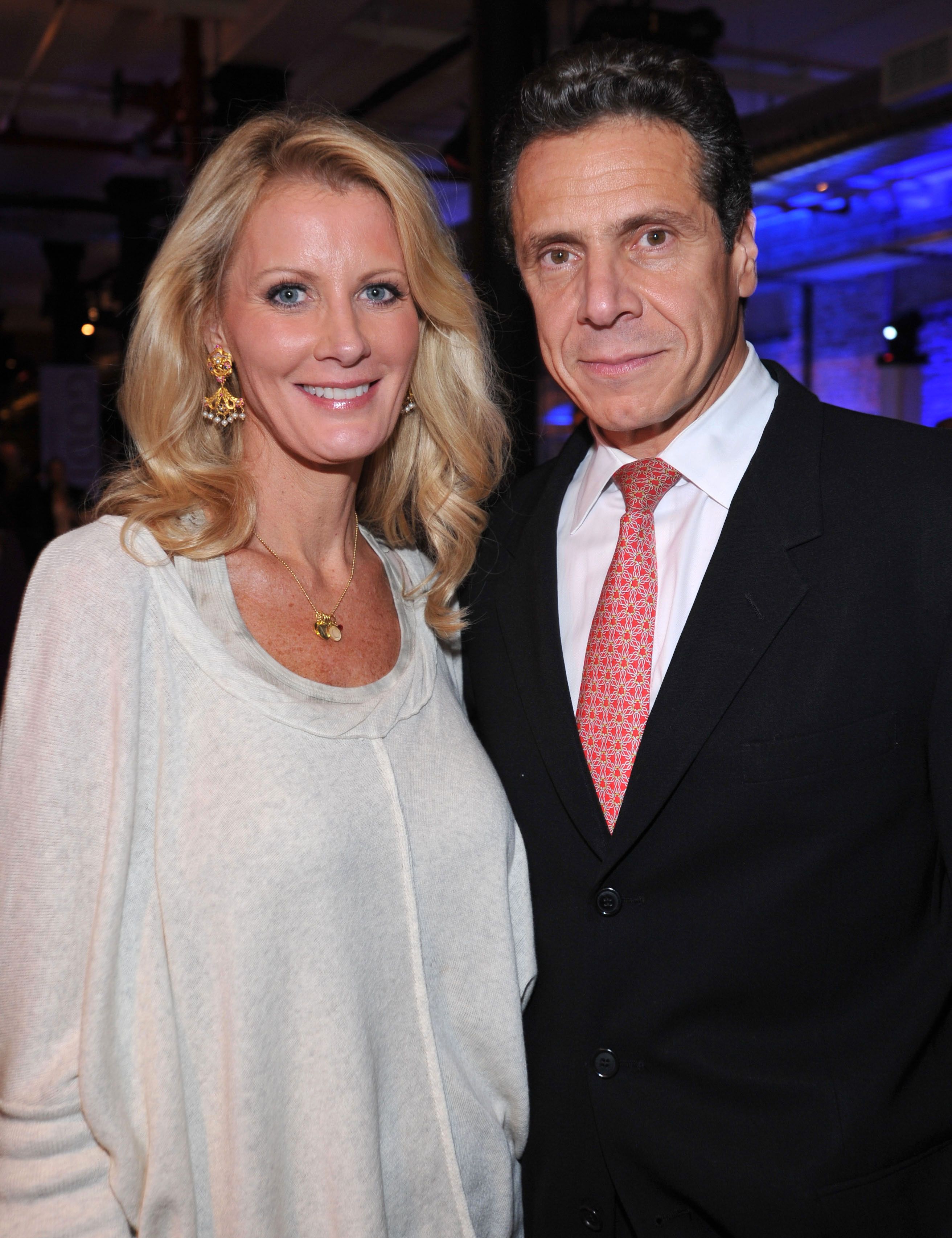 Who Is Andrew Cuomo S Wife Inside The Governor S Love Life   Author Sandra Lee And New York Governor Andrew Cuomo Attend News Photo 1586545229 