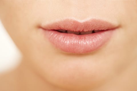 Hidratar zonas específicas, como los labios