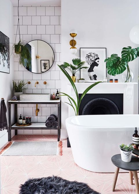 cuarto de baño con chimenea, bañera exenta y plantas