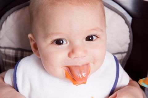 el bebé ha debido perder el reflejo de extrusión, sacar la lengua cuando introduces algo en la boca, para iniciar la alimentación complementaria