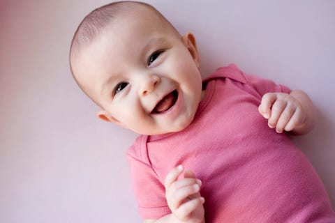 bebé niña riendo con camiseta rosa
