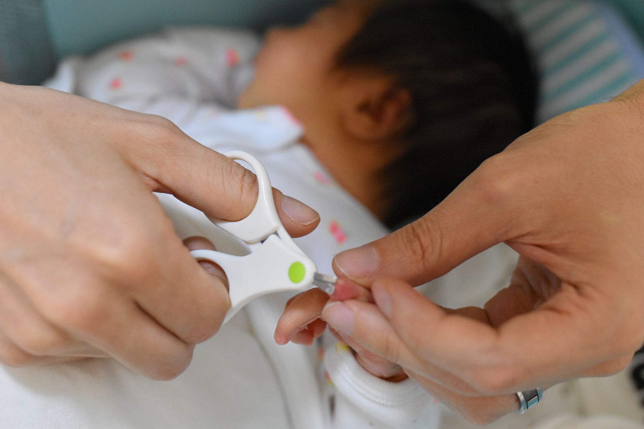 cortar las uñas a un bebé como y cuando limar uñas recién nacido trucos