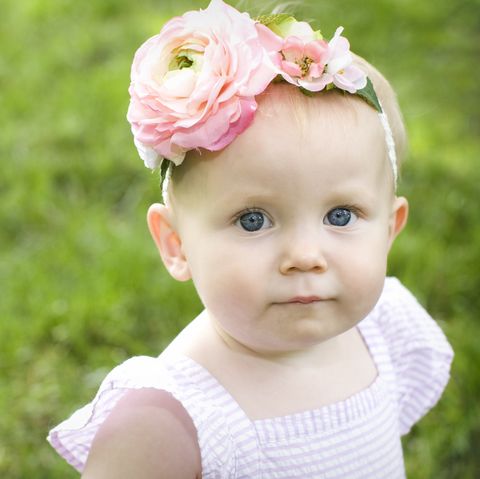 niña con diadema de flores