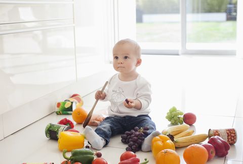 la alimentación complementaria del bebé se inicia alrededor de los seis meses