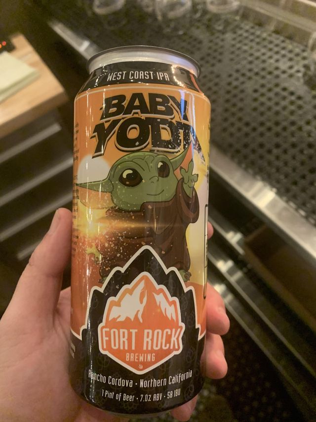imagen de una lata de cerveza de baby yoda, con un dibujo infantil del personaje, de la marca fort rock brewing