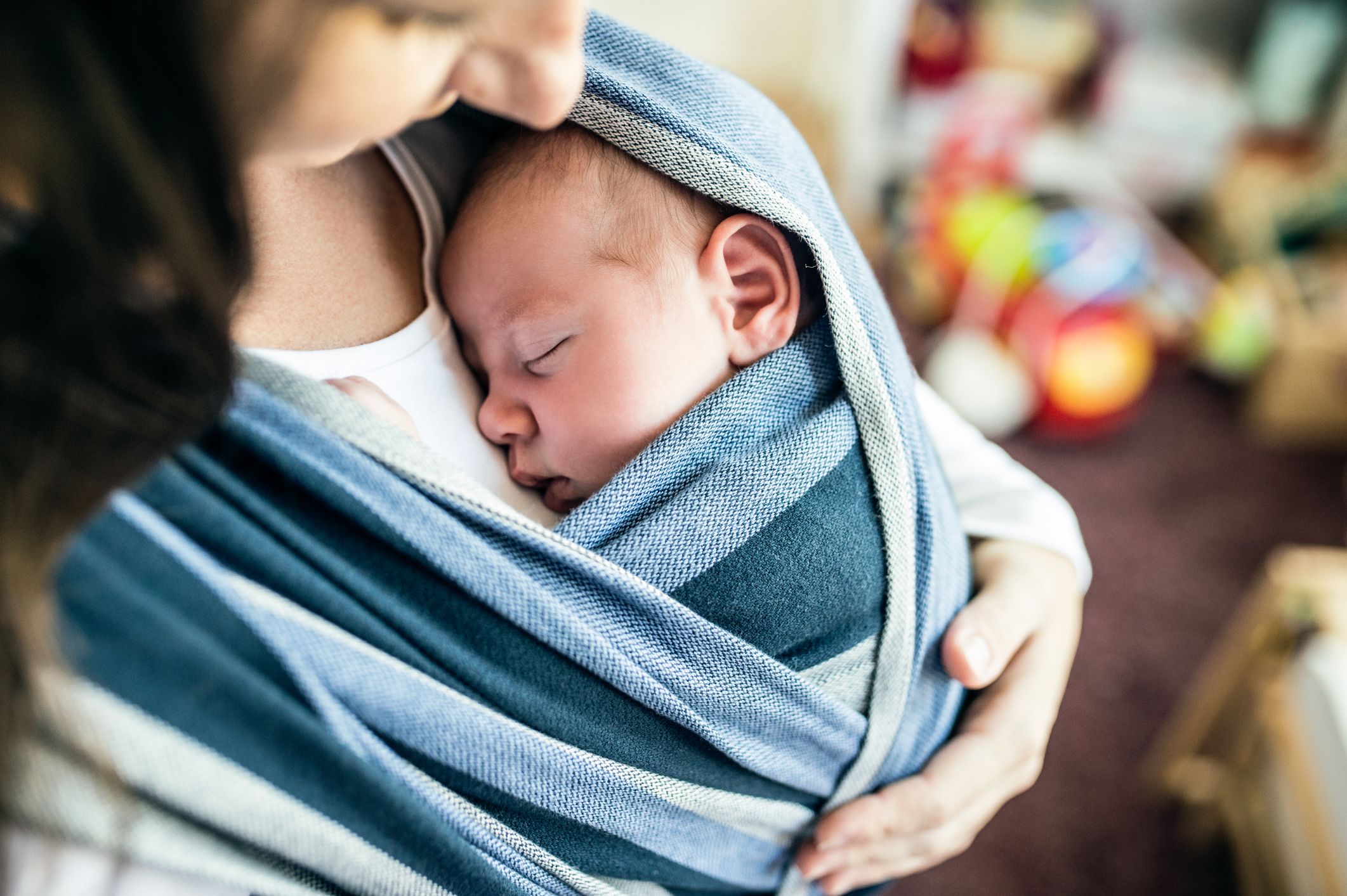 Babywearing: benefits and how to do it 