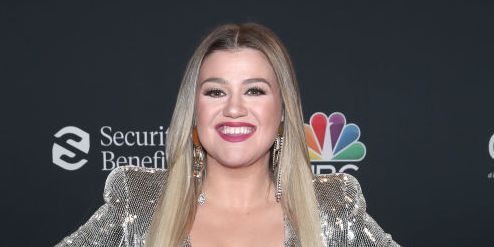 Former 'Voice' Coach Kelly Clarkson Stuns Fans With New Promo Photo for 'Kellyoke'