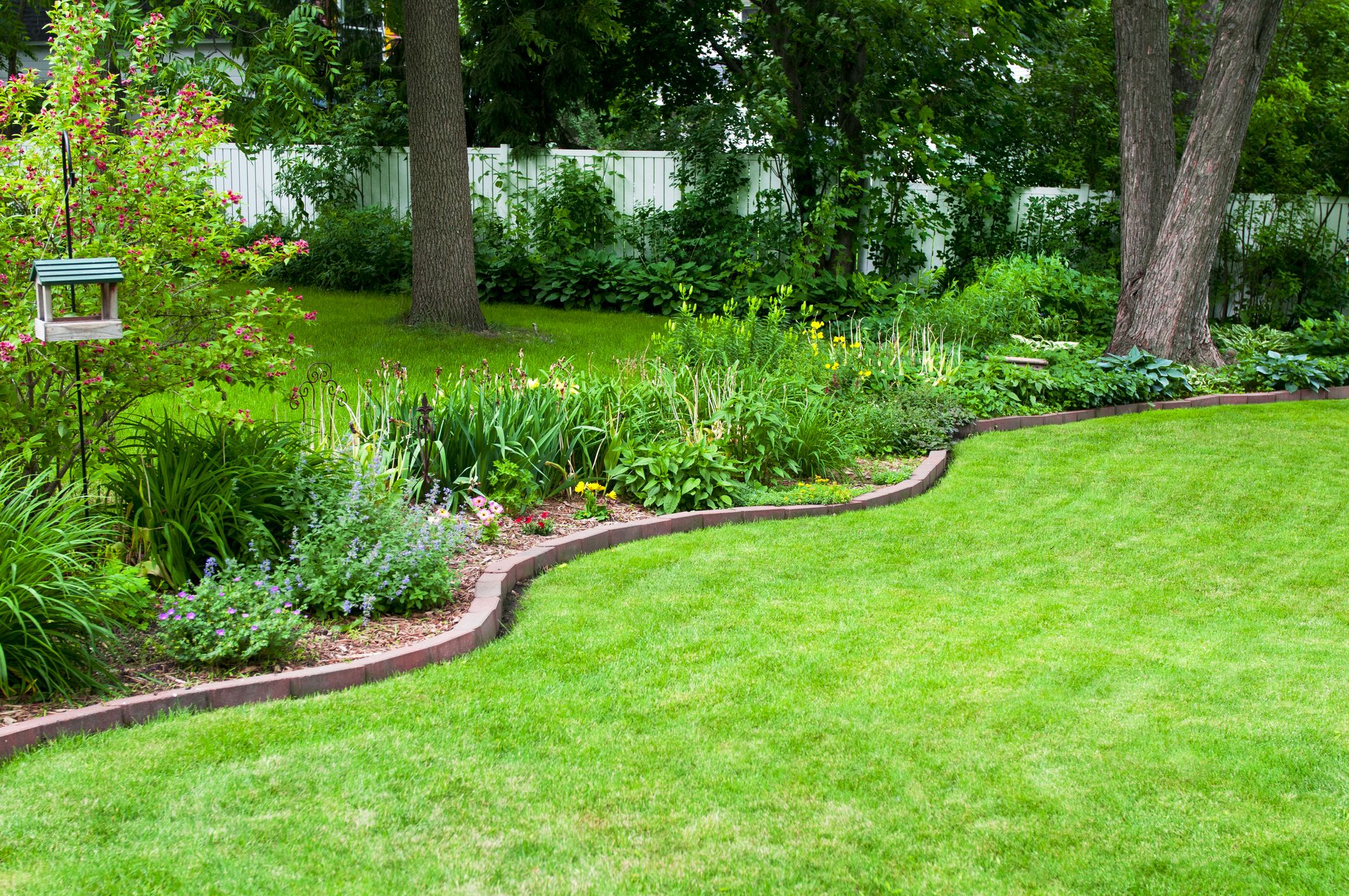 Grass Borders Garden : Curved Brick Garden Border Better Homes Gardens ...