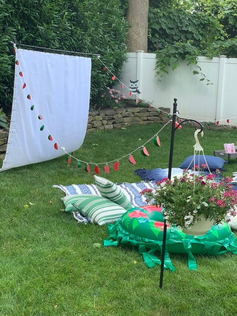 15 Best DIY Backyard Movie Night Ideas — How to Set Up a Backyard Movie Night