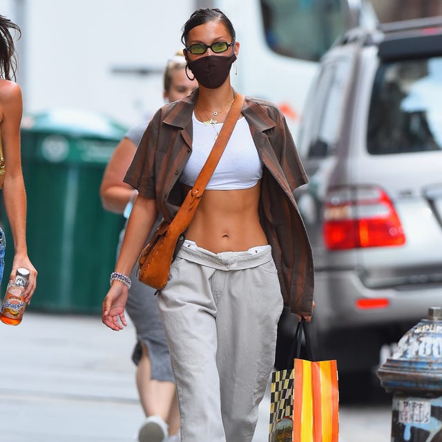 Bella Hadid in New York City met baggy broek bella hadid in new york city met baggy broek