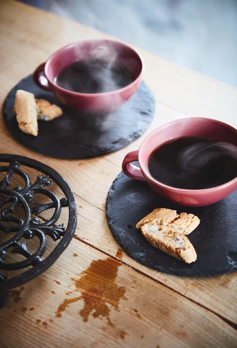 Tazas de café con plato de pizarra