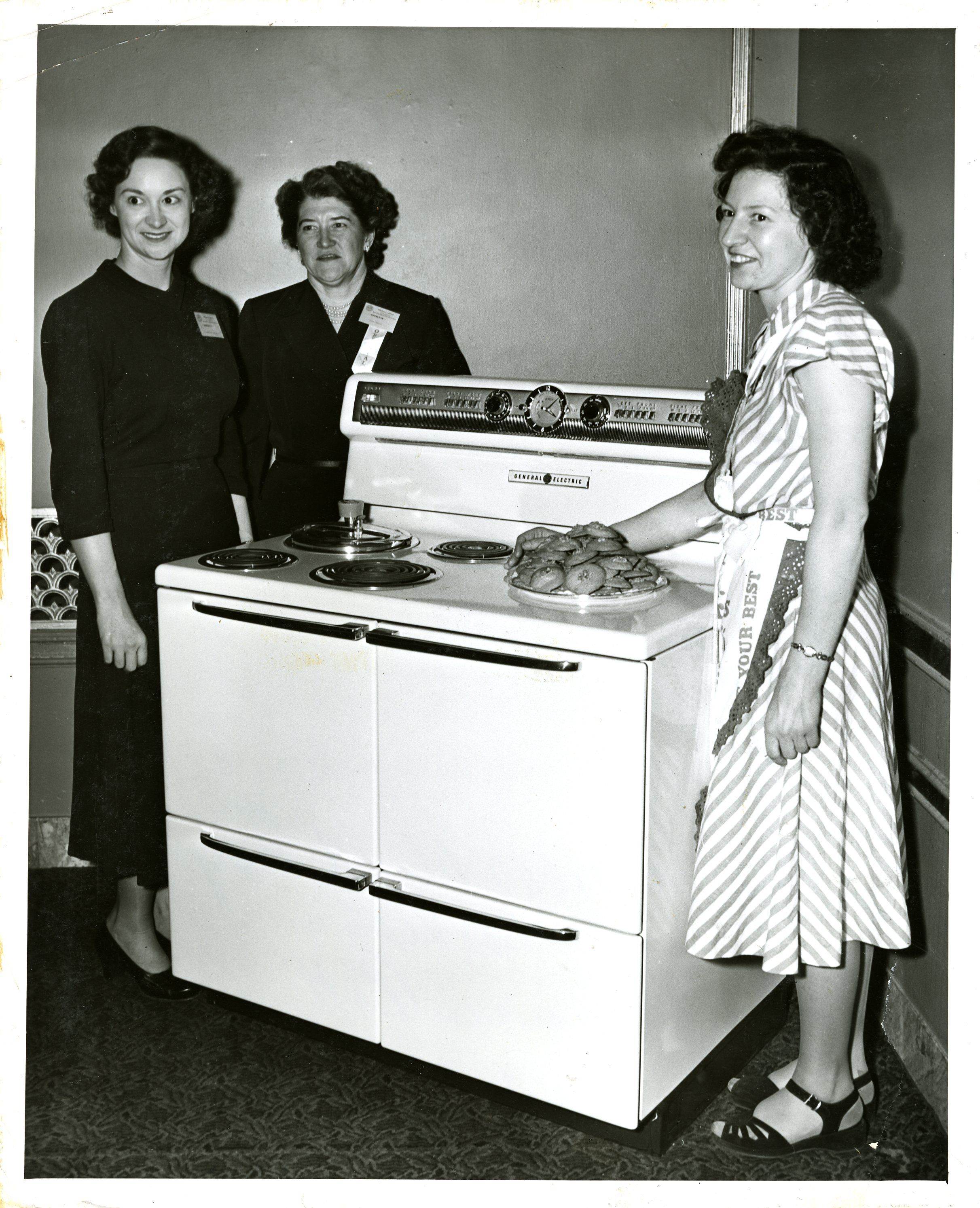 The Pillsbury Doughboy Surprised The First-Ever Pillsbury Bake-Off ...