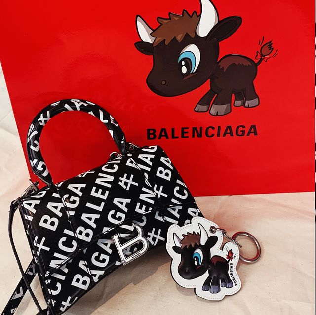 balenciaga 2021農曆新年推出「牛b包」太狂！直接把中文放到經典沙漏包上 只有巴黎世家做得到