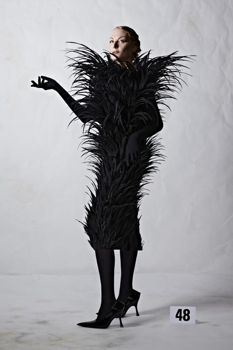 balenciaga sonbahar 2022 couture'den siyah kuş tüyü elbise