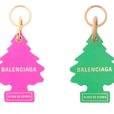 Mount Bank servilleta eso es todo Acusan a Balenciaga de plagio por vender un llavero con forma de ambientador de pino - Balenciaga Mount Bank servilleta eso es todo Acusan a Balenciaga de plagio por vender un llavero con forma de ambientador de pino - Balenciaga