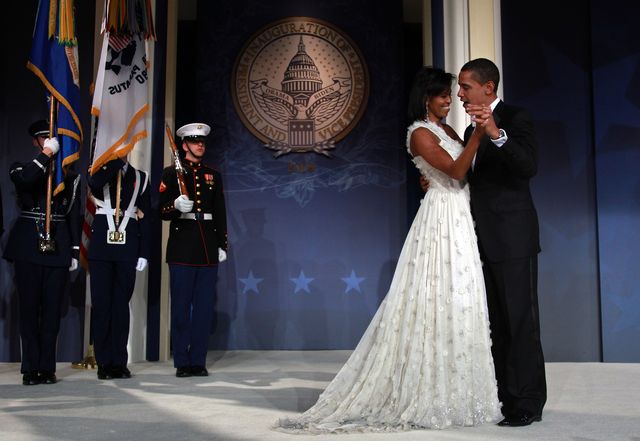 washington, január 20-án barack obama amerikai elnök pedig a felesége, a first lady, michelle obama tánc a színpadon során mtv servicenation élőben az ifjúsági bálra a hilton washington január 20, 2009 washingtonban barack obama elnök esküdött fel, mint a 44-elnök az egyesült államok ma, ő lett az első afro-amerikai elnök az usa-fotó: mark wilsongetty képek