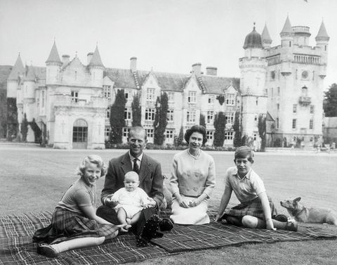 familia real británica en los alrededores del castillo de balmoral ellees