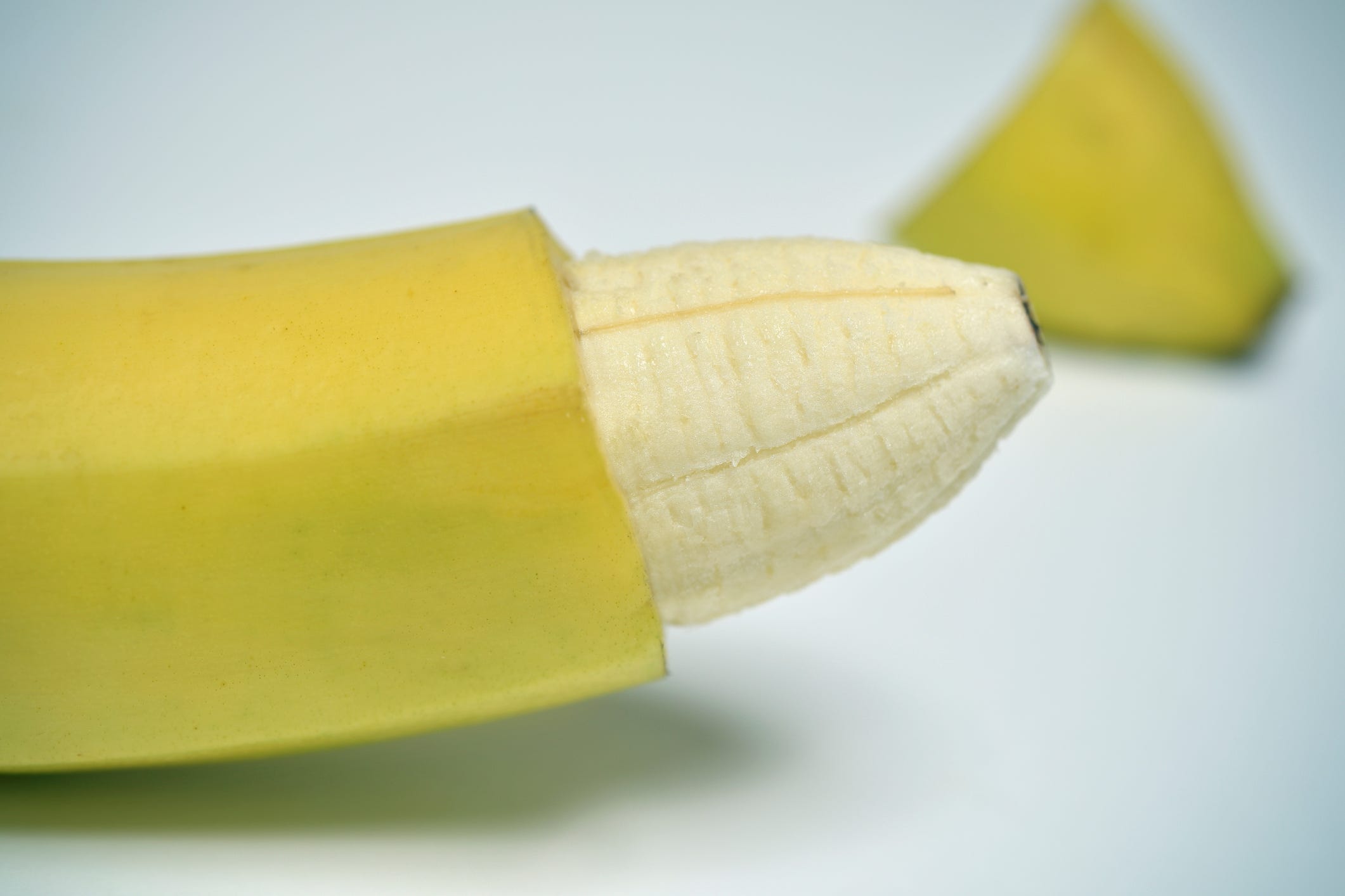 banana con la piel de la punta extirpada