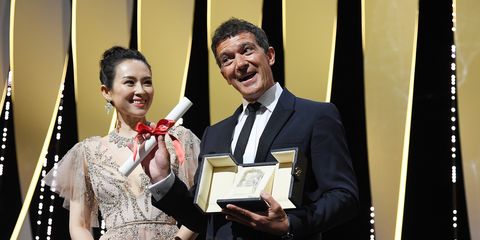 antonio banderas recoge el premio a mejor actor en el festival de cannes 2019