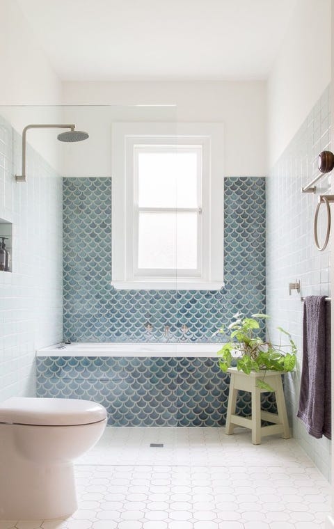 Bañera decorada con azulejos de escamas en color azul