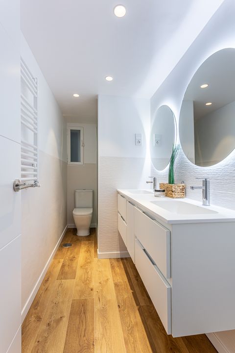 baño blanco moderno con dos lavabos