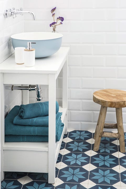 baño en blanco y azul con suelo hidráulico